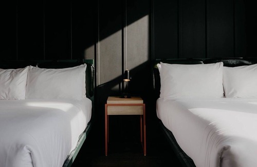 East Nashville Hotel | 2 Trendy Rooms w/Rooftop Bar and Curated Mini-Bars Near Nissan Stadium – 1 Mi.