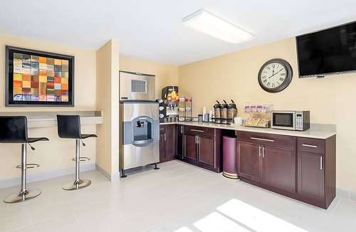 Lookout Valley Neighborhood Association Hotel | 2 Two Queen Stay w/Free Breakfast Near Lookout Mountain & Ruby Falls