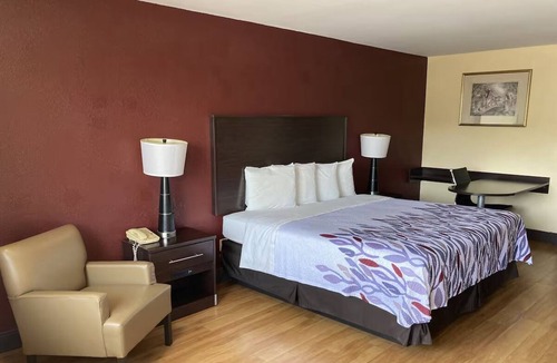 Cleveland Hotel | 2 Value King Rooms Near Tinsley Dog Park – Free Coffee in Lobby