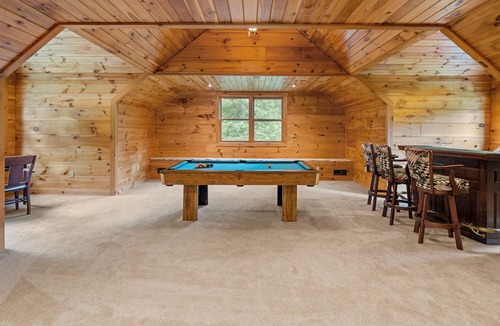 Black Mountain Cabin | 20 min to ASHEVILLE Log Cabin w/Hot tub, 5 min to Dwntwn BlackMountain