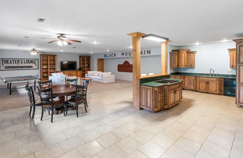 Black Mountain Cabin | 20 min to ASHEVILLE Log Cabin w/Hot tub, 5 min to Dwntwn BlackMountain