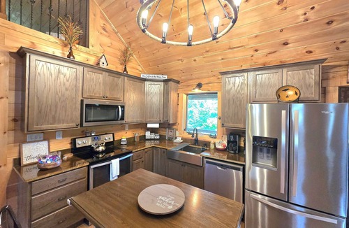 Dandridge Cabin | 20% Off by 5/31 Fox Den Lakefront Douglas Lake