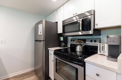 The Cottages Villa | 24 The Cottages: 3 Bedroom Cottage in Shipyard. Free Bikes, Beach Pass, Pool