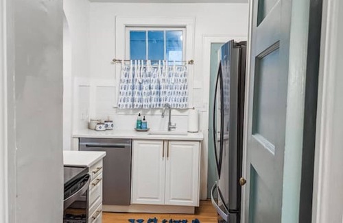 Shandon House | 2917 Monroe · Spacious Shandon Home Minutes to USC - 4 King Beds