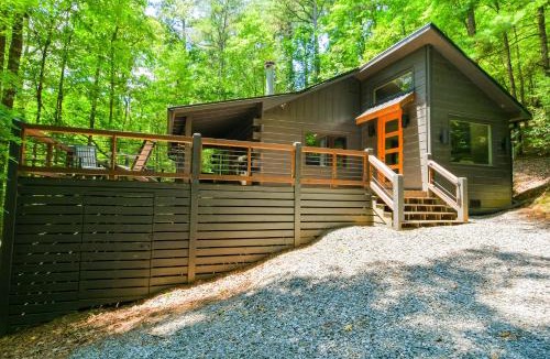 Cherry Log House | 2BR Cabin Rental | Blue Ridge GA | Hot Tub, Deck