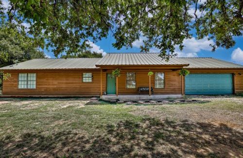 Thackerville House | 3-bedroom 2 bath With Hot Tub Near Winstar