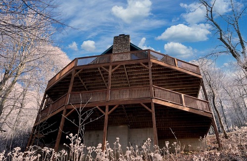 Wolf Laurel Cabin | 3 Bedroom + 3.5 Bath Beautiful Log Cabin with Fireplace + Stunning Mountain Views!