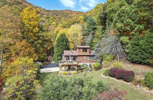 Clyde House | 3-bedroom/3-bath house next to Blue Ridge Parkway with unbeatable Mountain View