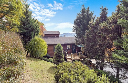Clyde House | 3-bedroom/3-bath house next to Blue Ridge Parkway with unbeatable Mountain View