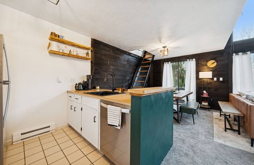 Hidden Valley Ski Chalet | 3-bedroom chalet in Hidden Valley Resort, slope views free shuttle to lodge