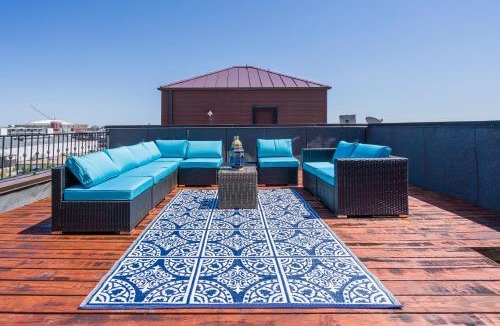 Downtown Memphis Villa | 3 blocks to Beale, 4B 6B, Garage, Roof Top Deck, Hot Tub, View, Sleeps 18