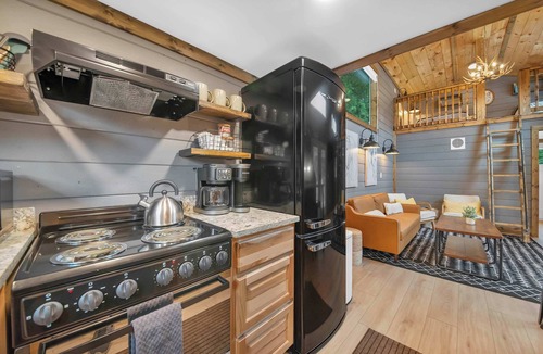 Lookout Valley Neighborhood Association Cabin | 3 Cabins, Sleeps 18 - Private Hot Tubs, Near Chatt
