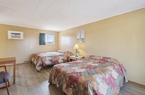 Shields Hotel | 3 Comfortable Double Queen Rooms Perfect for Conference Attendees
