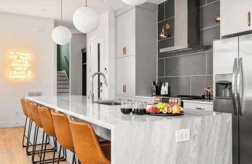 North Nashville House | 3-Level Lux Home! Rooftop! Firepit! 6 min to DT!