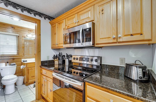 Black Bear Falls Cabin | 3 Mi to Dtwn Gatlinburg! Cabin w/Private Hot Tub