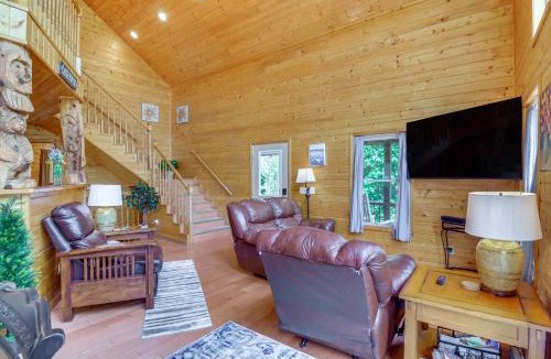 Byrdstown House | 3 Mi to Marina: Cabin w/Hot Tub in Byrdstown!