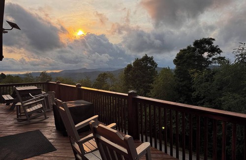 Wolf Laurel Cabin | 3 Min to Hatley Pointe - Hot Tub + Mountain Views - 3 Kings - Game Room