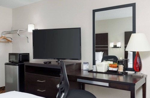 Graysville Hotel | 3 Separate Hotel Bedrooms with 2 Queen Beds in each room with attached bathroom