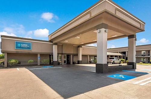 Russellville Hotel | 3-Star Hotel ∙ Clarion Inn & Suites Russellville I-40