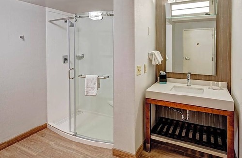 Music Row Hotel | 3-Star Hotel ∙ Courtyard by Marriott Nashville Vanderbilt West End