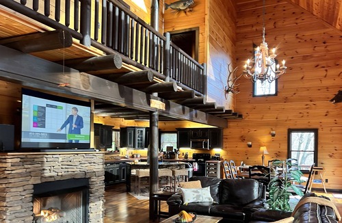 Butler Cabin | *3 Story Cabin *2 Living Rooms *Master Suite *Fire Pit *Outdoor Living Spaces