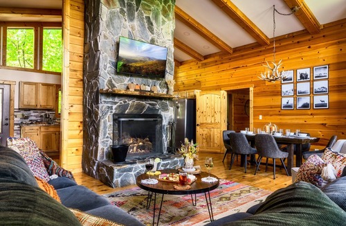 Chalet Village Cabin | 3 Suites~GmRm/PS5~Fireplace~FireTable~HotTub~Bear