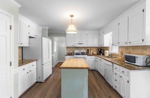 Southwest Raleigh House | 3000sqft 5B3.5B Retreat Near Lenovo Center - Upscale 3 King Beds