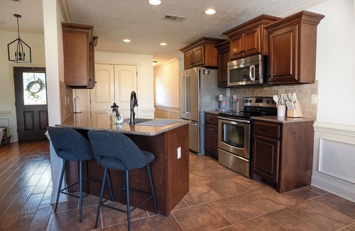 Jackson House | 3BR 2BA Cozy Home Fenced in Backyard Quiet Neighborhood Pets Welcome