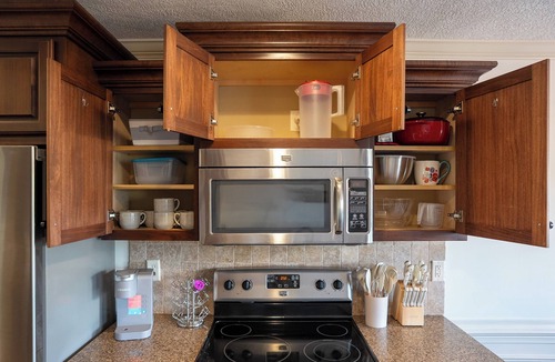 Jackson House | 3BR 2BA Cozy Home Fenced in Backyard Quiet Neighborhood Pets Welcome
