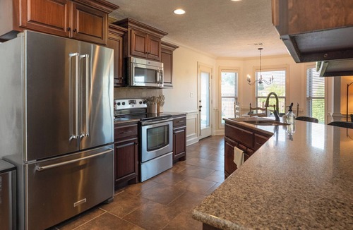 Jackson House | 3BR 2BA Cozy Home Fenced in Backyard Quiet Neighborhood Pets Welcome