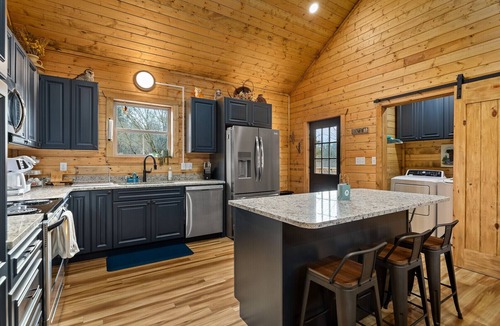 Sevierville Cabin | 3BR/3BA - 3 STEPS TO FRONT DOOR. Convention Center 1mi, 15min to Dollywood