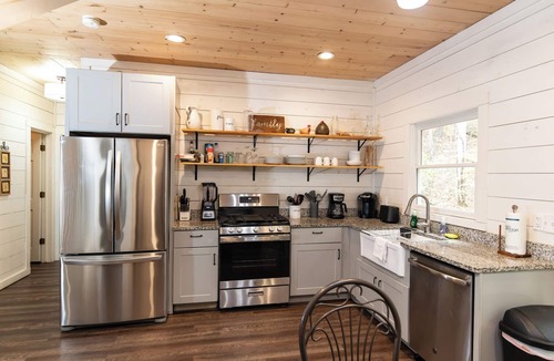 Suches Cabin | 3BR Cabin in Appalachian Mountains! -dog friendly, firepit, creek in yard
