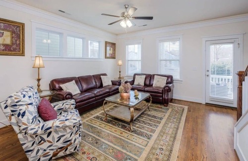 Davidson House | 3BR Suites Zen Retreats - Steps to downtown