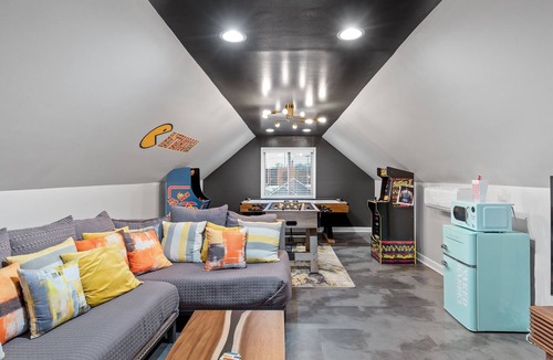 Northside House | 3min to Aquarium | Secret Game Room | 3 King Beds