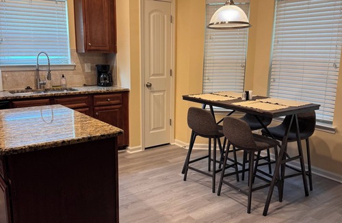 Cliftondale House | 4-BDRM FIFA Stadium Airport Downtown ATL Six Flags Wolf Creek Concerts