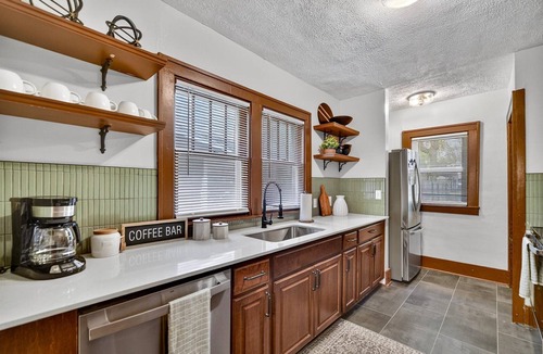 Lansing House | 4 bed/2 bath, Relaxing, Seating for 8, Family Gathering location