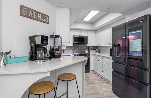 Ash Condo | 4-bedroom Direct Oceanfront, parking near door with pools
