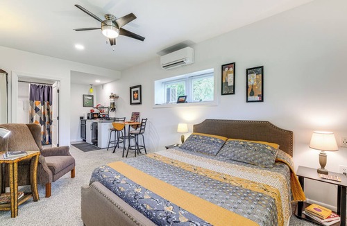 Court House Apartment | 4 Mi to Blue Ridge Parkway: Floyd Studio w/Yard
