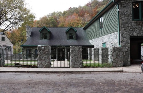 Williamson Cabin | 4BR Mountain Retreat Pool Ride to Trails - 4BR Mountain Retreat Pool Ride to Trails