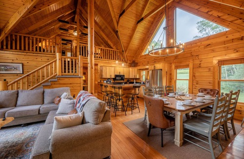 Mace House | 4BR ski lodge near Snowshoe with hot tub & views