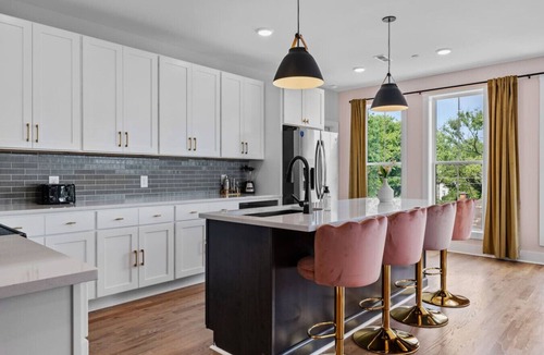 Talbot's Corner Villa | 4BR Sleeps 14 | Makeup Room + Rooftop!