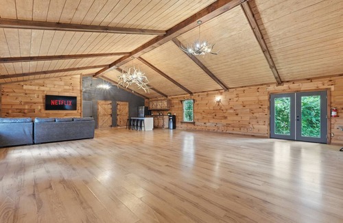Buechel Cabin | 5 Acre Estate + Event Space w/Pond, Hot Tub, Fire Pit & Theater