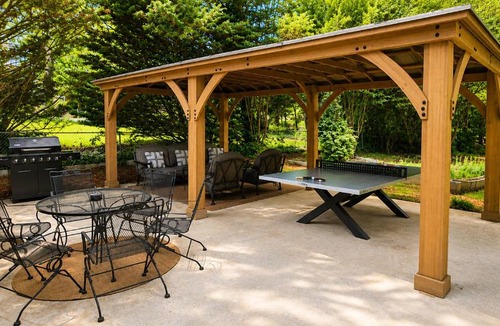 Buckhead House | 5 BD, 4 King Beds Gazebo, Ping Pong, Cornhole Half Acre Lot Walk to Lenox