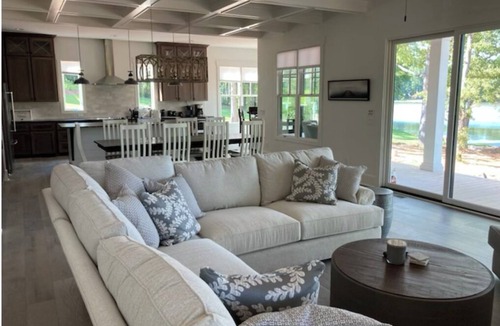 Eatonton House | 5 King Bedrooms En Suite!Complimentary paddle boards, kayaks, canoe, paddle boat