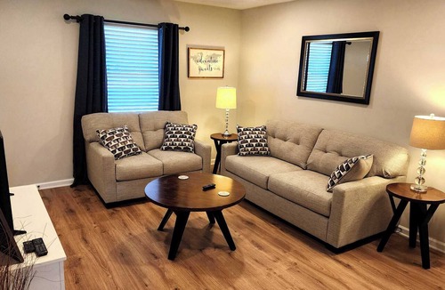 Jefferson City Apartment | 5 min to C-N Univ & Lake - Extra Parking
