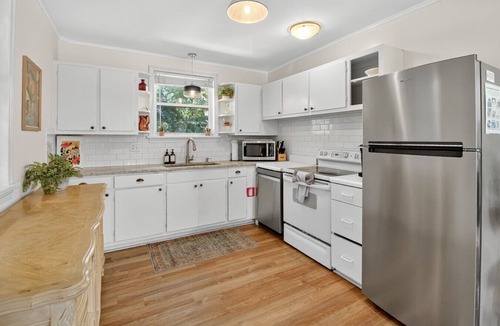 Charleston House | 5BR Charleston Oasis w/Screened Porch for Groups