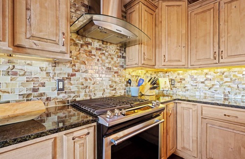Beech Mountain Cabin | 5BR with Amazing Long Range Views + Hot Tub!