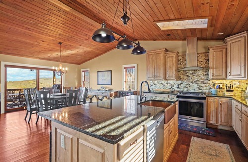 Beech Mountain Cabin | 5BR with Amazing Long Range Views + Hot Tub!