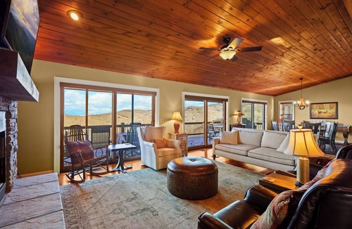 Beech Mountain Cabin | 5BR with Amazing Long Range Views + Hot Tub!