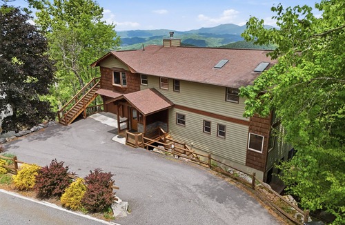 Beech Mountain Cabin | 5BR with Amazing Long Range Views + Hot Tub!